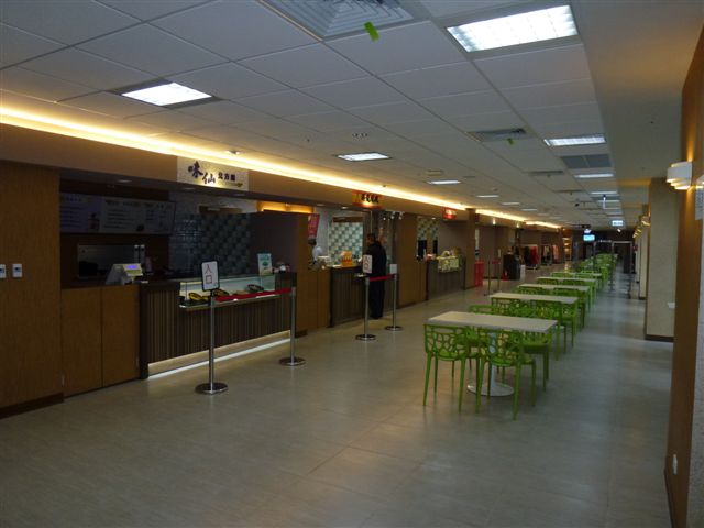 B1地下室美食用餐區提供洽公民眾午間用餐